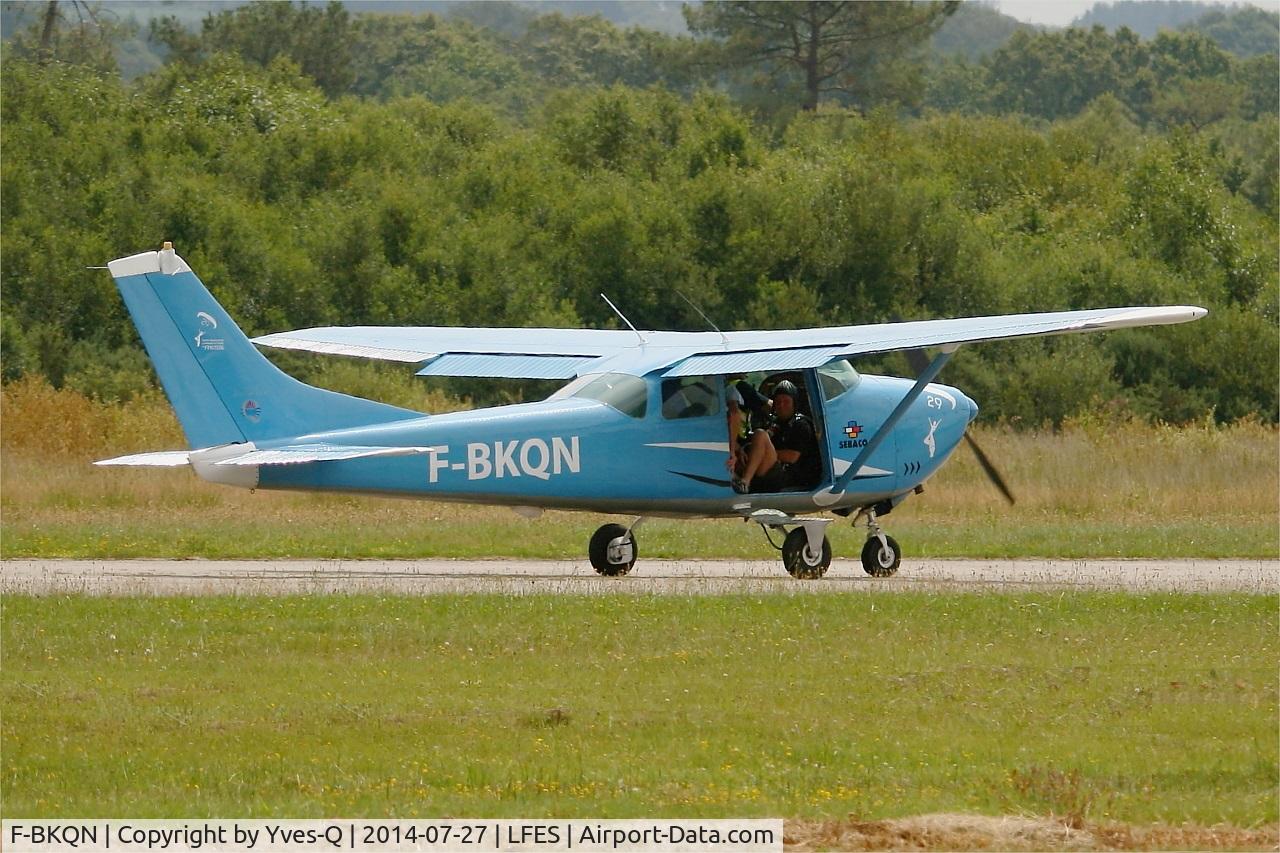 F-BKQN, Cessna 182F Skylane C/N 18254493, Cessna 182F Skylane, Taxiing to holding point, Guiscriff airfield (LFES) open day 2014