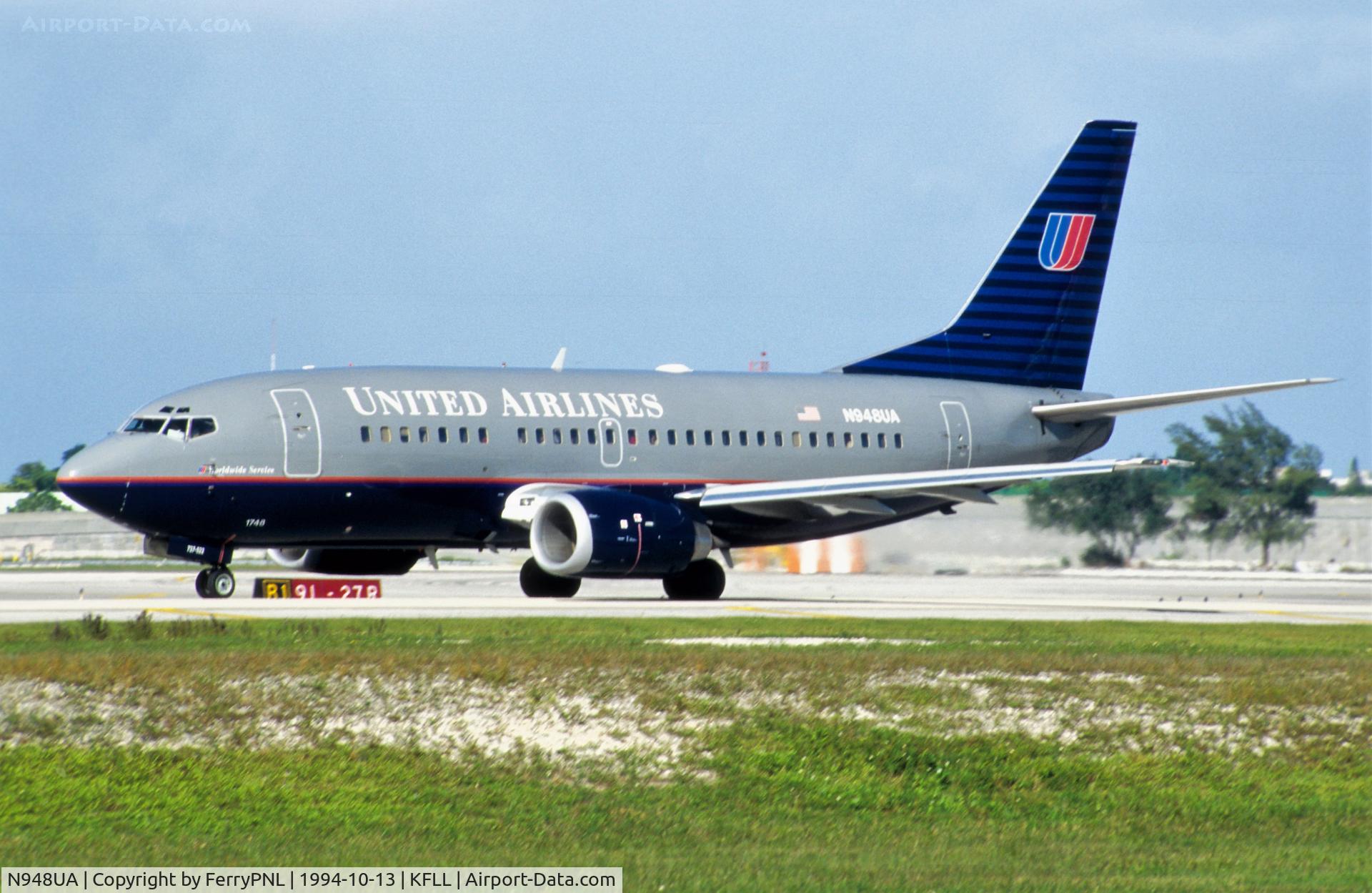N948UA, 1992 Boeing 737-522 C/N 26691, United B735 taxying for departure