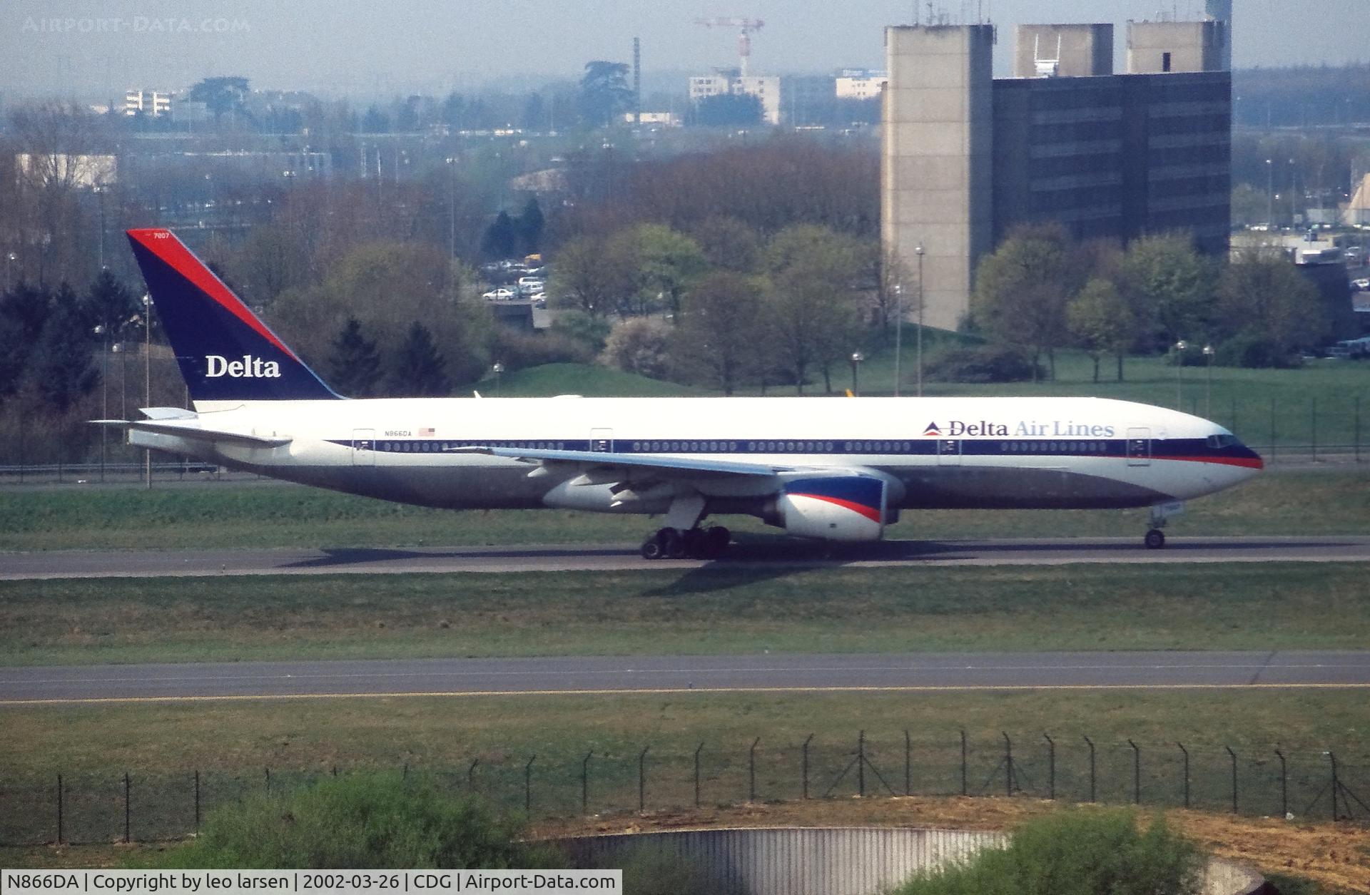 N866DA, 1999 Boeing 777-232ER C/N 29738, Paris Charles de Gaulle 26.3.2002