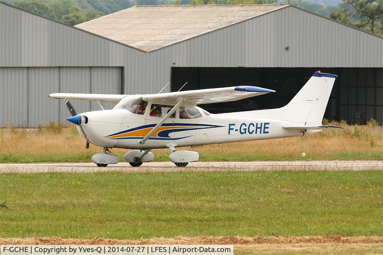 F-GCHE, Reims F172N Skyhawk C/N 1888, Reims F172N Skyhawk, Taxiing rwy 03, Guiscriff airfield (LFES) open day 2014