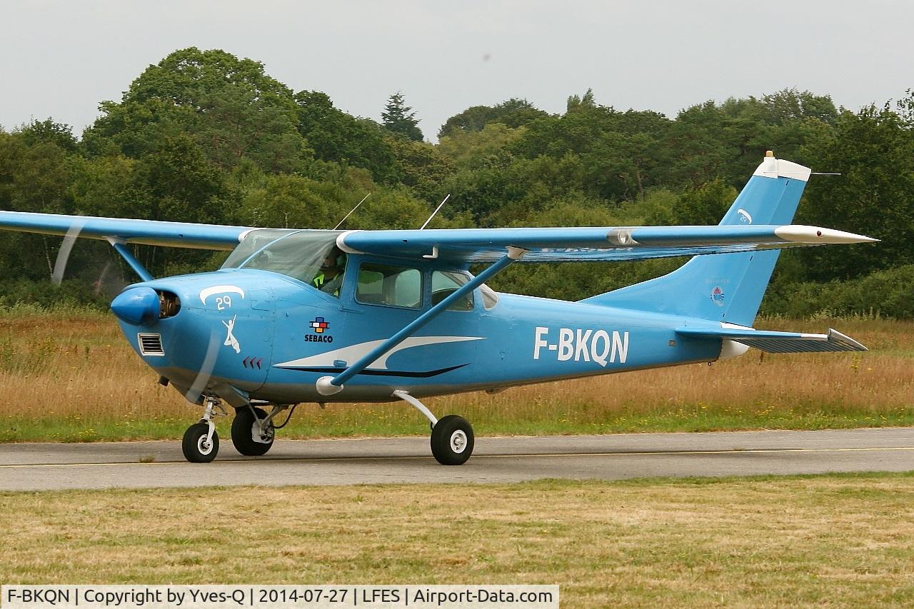 F-BKQN, Cessna 182F Skylane C/N 18254493, Cessna 182F Skylane, taxiing, Guiscriff airfield (LFES) open day 2014