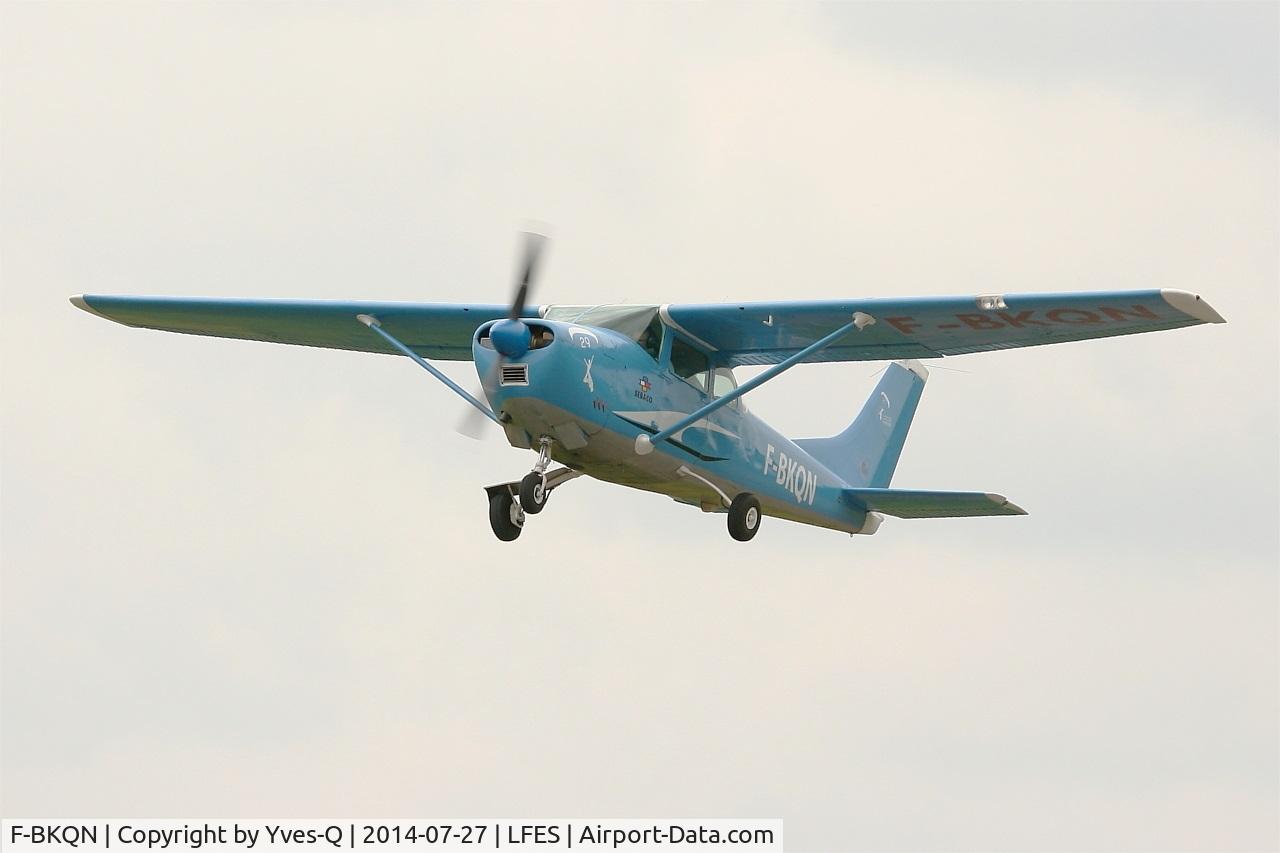 F-BKQN, Cessna 182F Skylane C/N 18254493, Cessna 182F Skylane, Take off, Guiscriff airfield (LFES) open day 2014