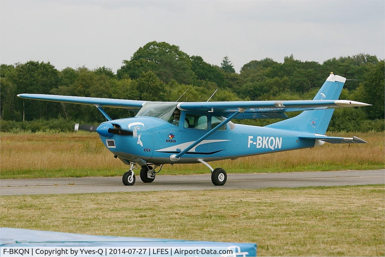 F-BKQN, Cessna 182F Skylane C/N 18254493, Cessna 182F Skylane, Taxiing, Guiscriff airfield (LFES) open day 2014