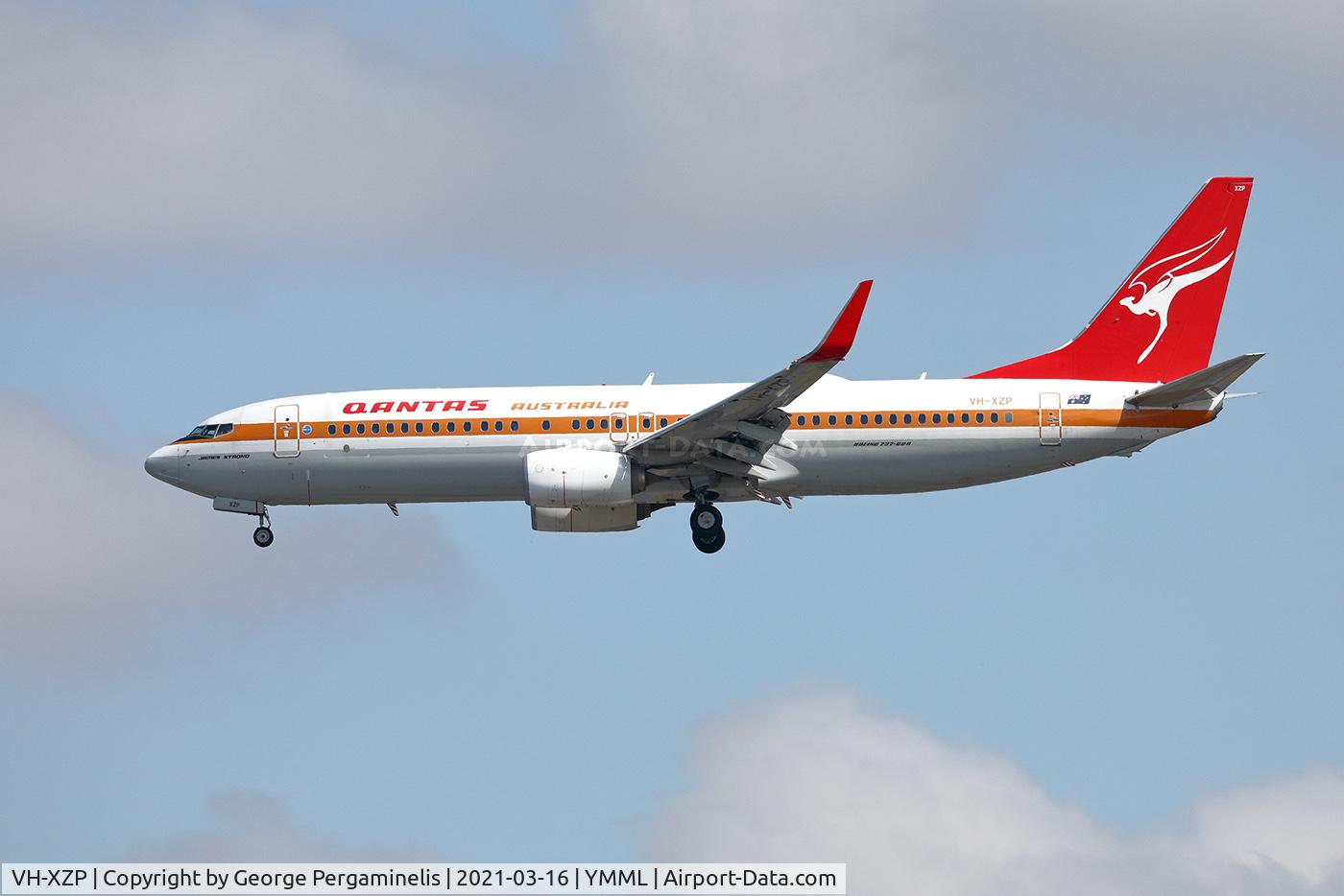VH-XZP, 2014 Boeing 737-838 C/N 44577, One of the retro Roos on short final, runway 16.
