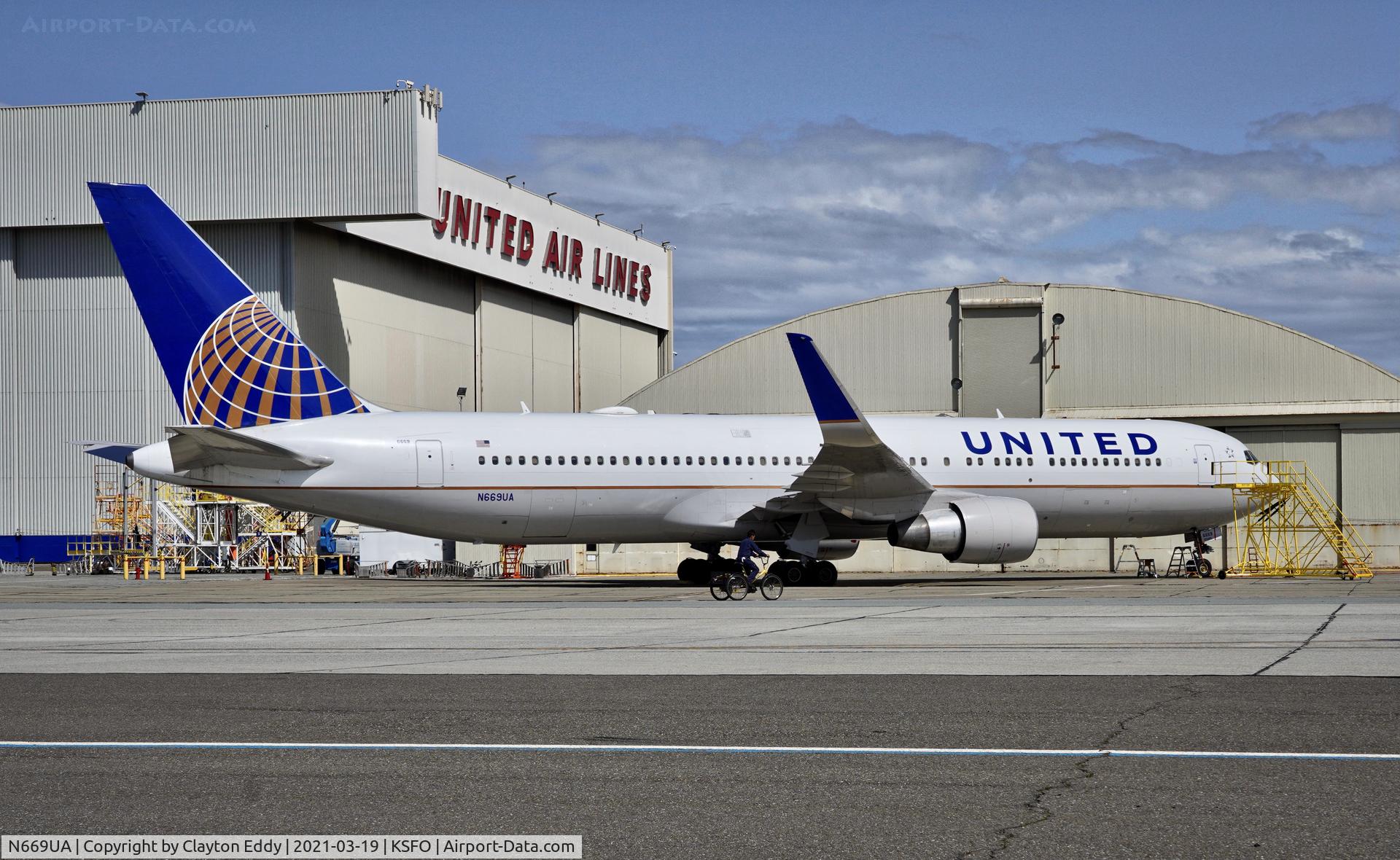 N669UA, 1999 Boeing 767-322 C/N 30025, SFO 2021.