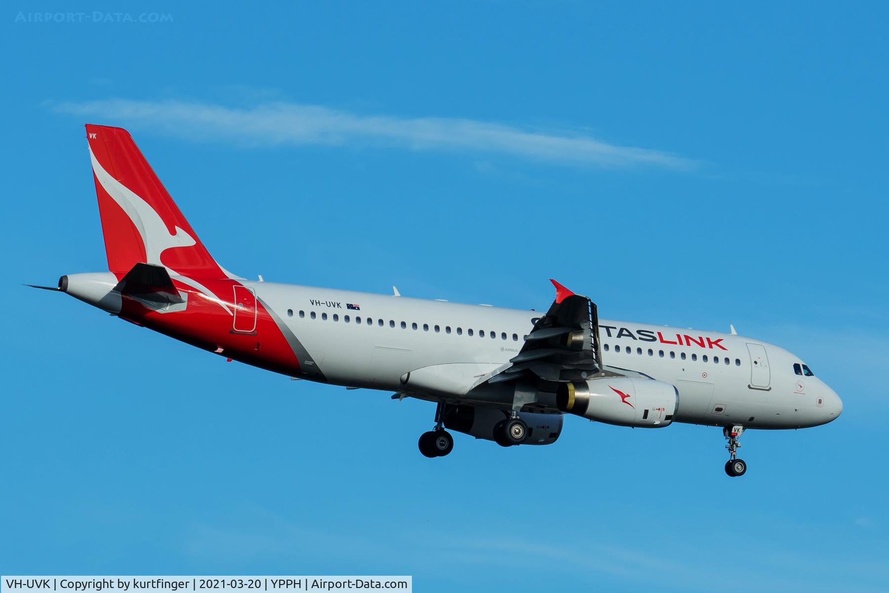 VH-UVK, 2004 Airbus A320-232 C/N 2316, Airbus A320-232 cn 2316. QantasLink VH-UVK name Geraldton Wax final runway 21 YPPH 20 March 2021