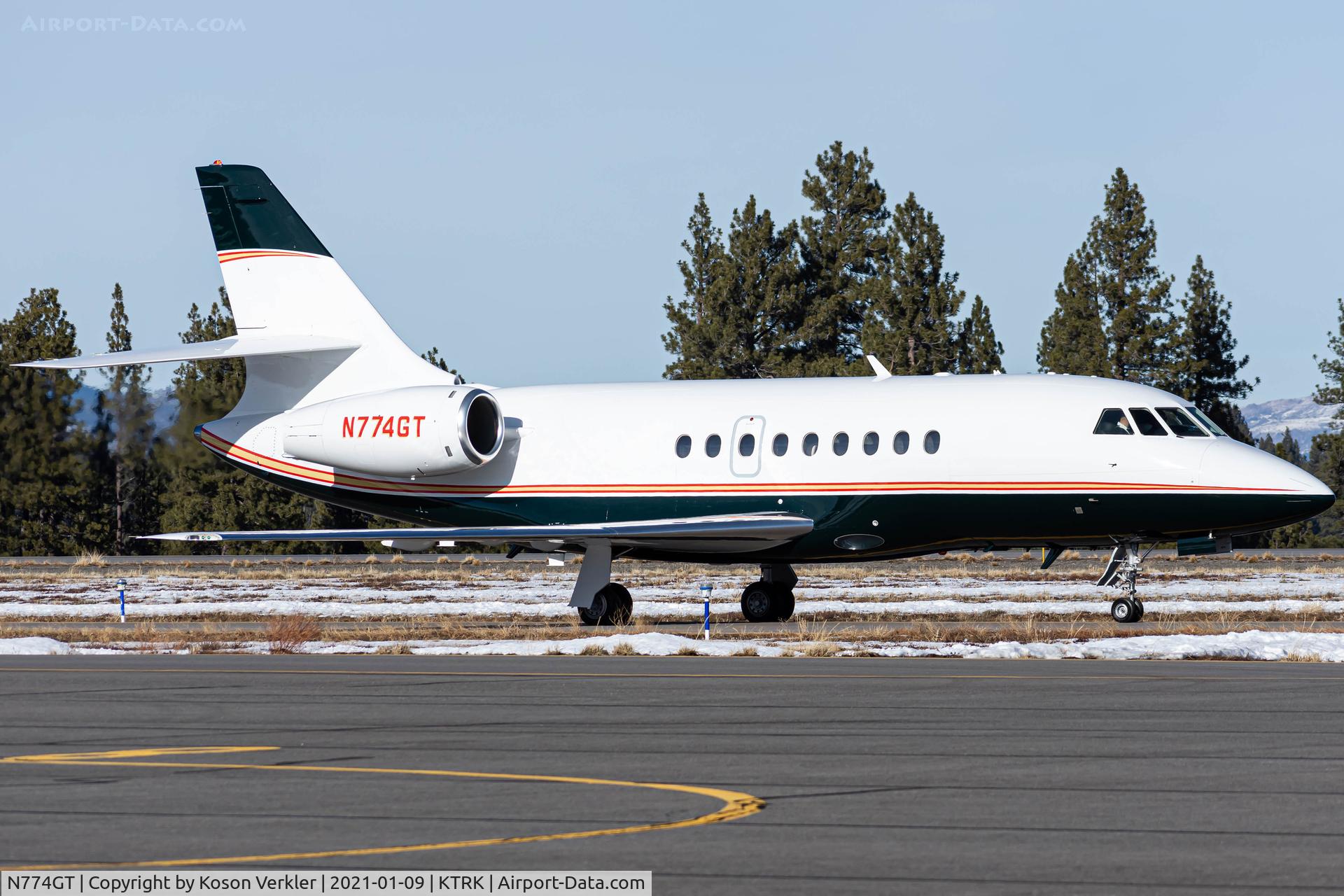 N774GT, 2003 Dassault Falcon 2000 C/N 209, Taxiing to the stand