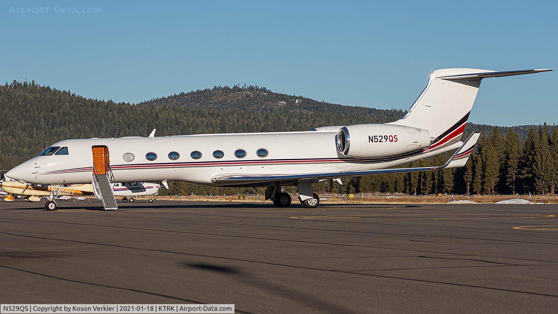 N529QS, 2007 Gulfstream Aerospace GV-SP (G550) C/N 5156, Parked at the stand