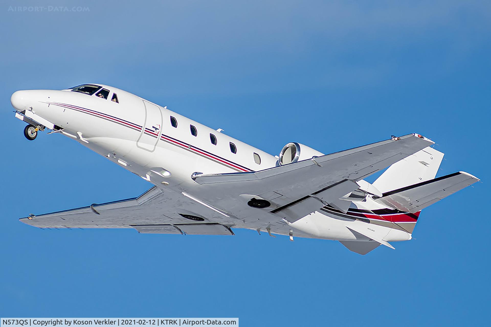 N573QS, 2008 Cessna 560XL Citation XLS C/N 560-5827, Taking off from 28