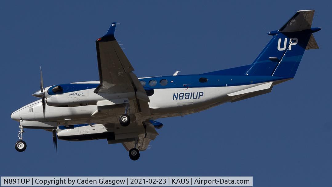 N891UP, 2018 Beech B300 King Air C/N FL-1136, King Air landing on 17L