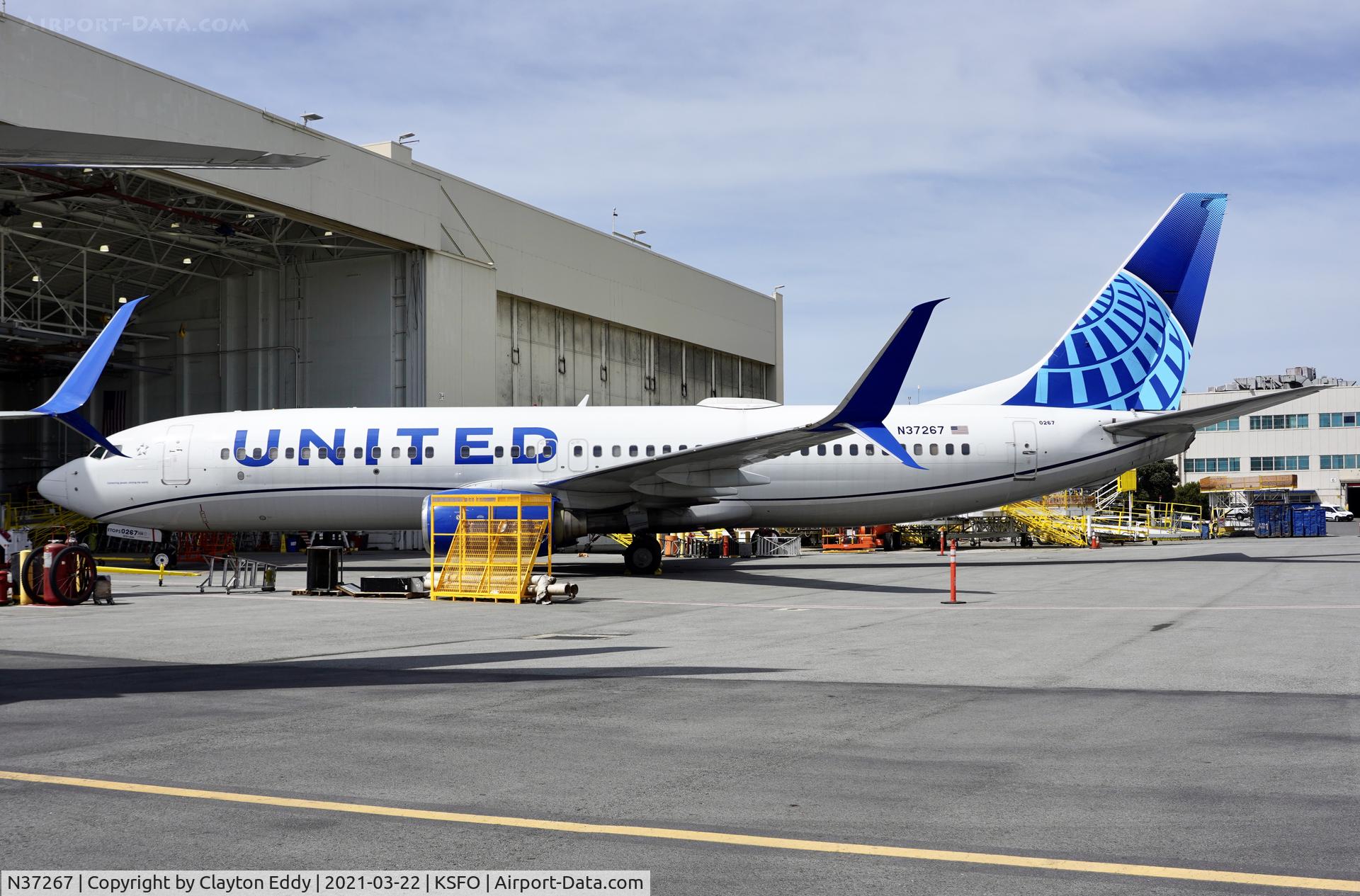 N37267, 2001 Boeing 737-824 C/N 31586, SFO 2021.