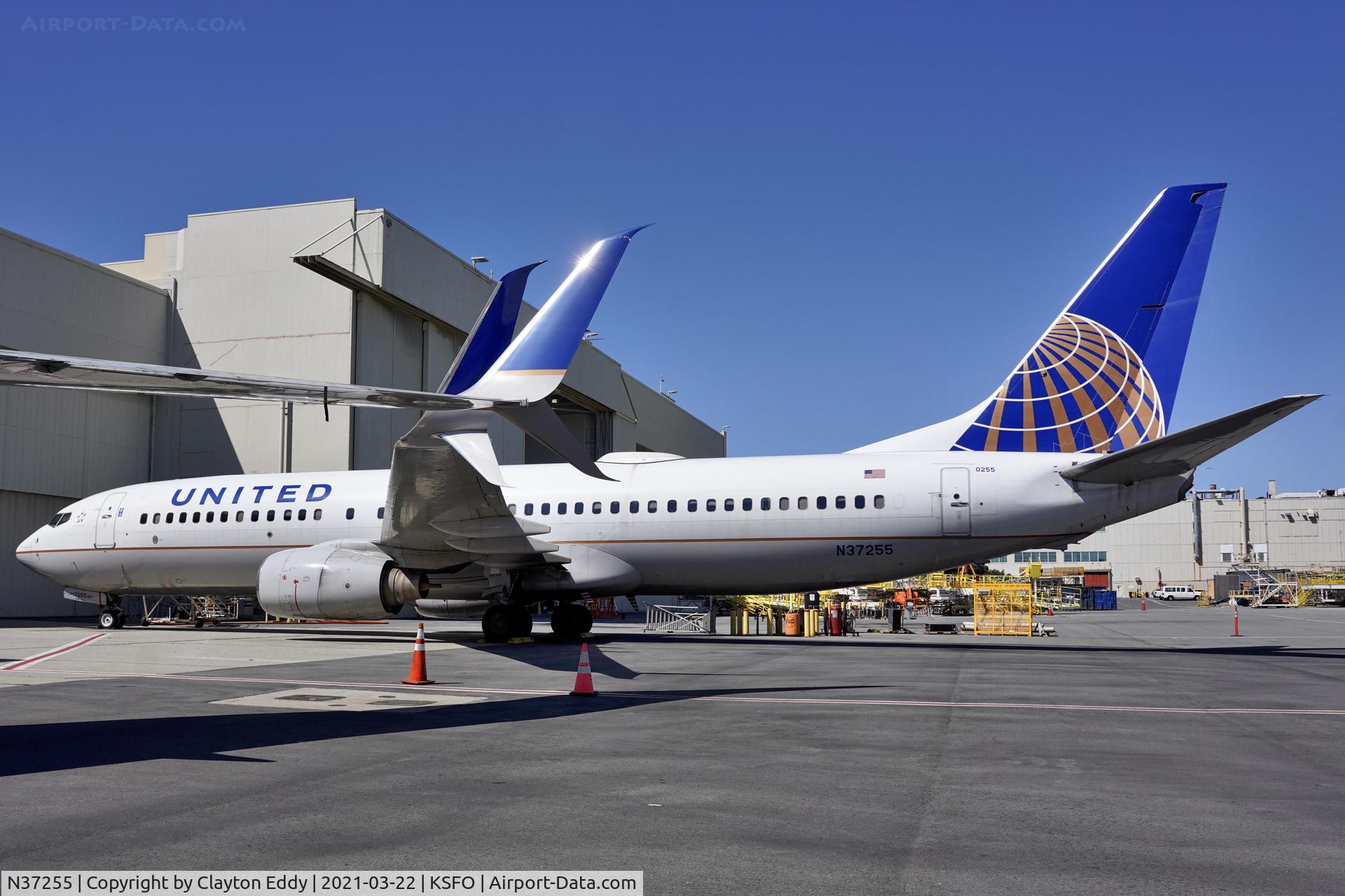 N37255, 2000 Boeing 737-824 C/N 30610, SFO 2021.