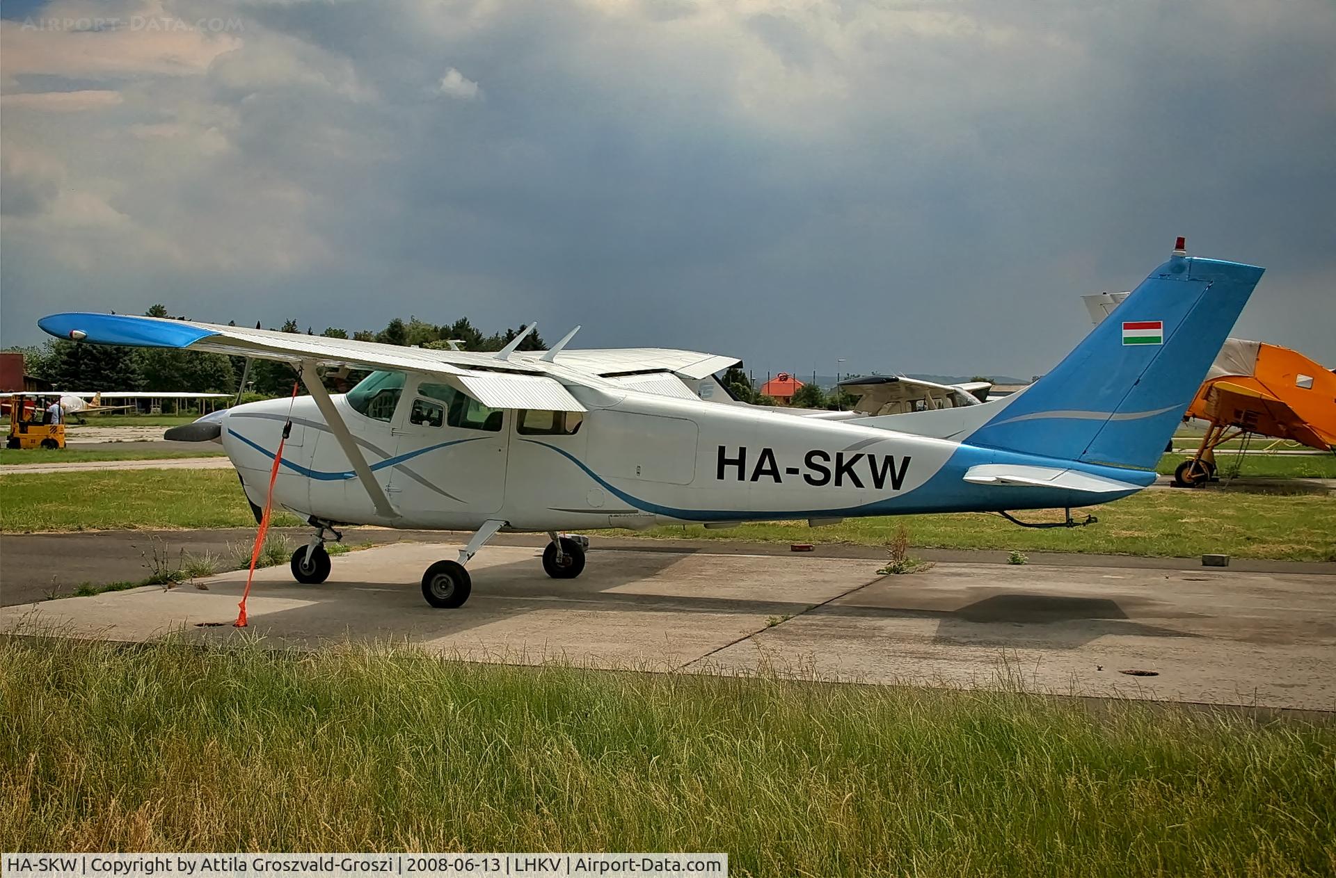 HA-SKW, Cessna 210 C/N 57526, LHKV - Kaposújlak Airport, Hungary