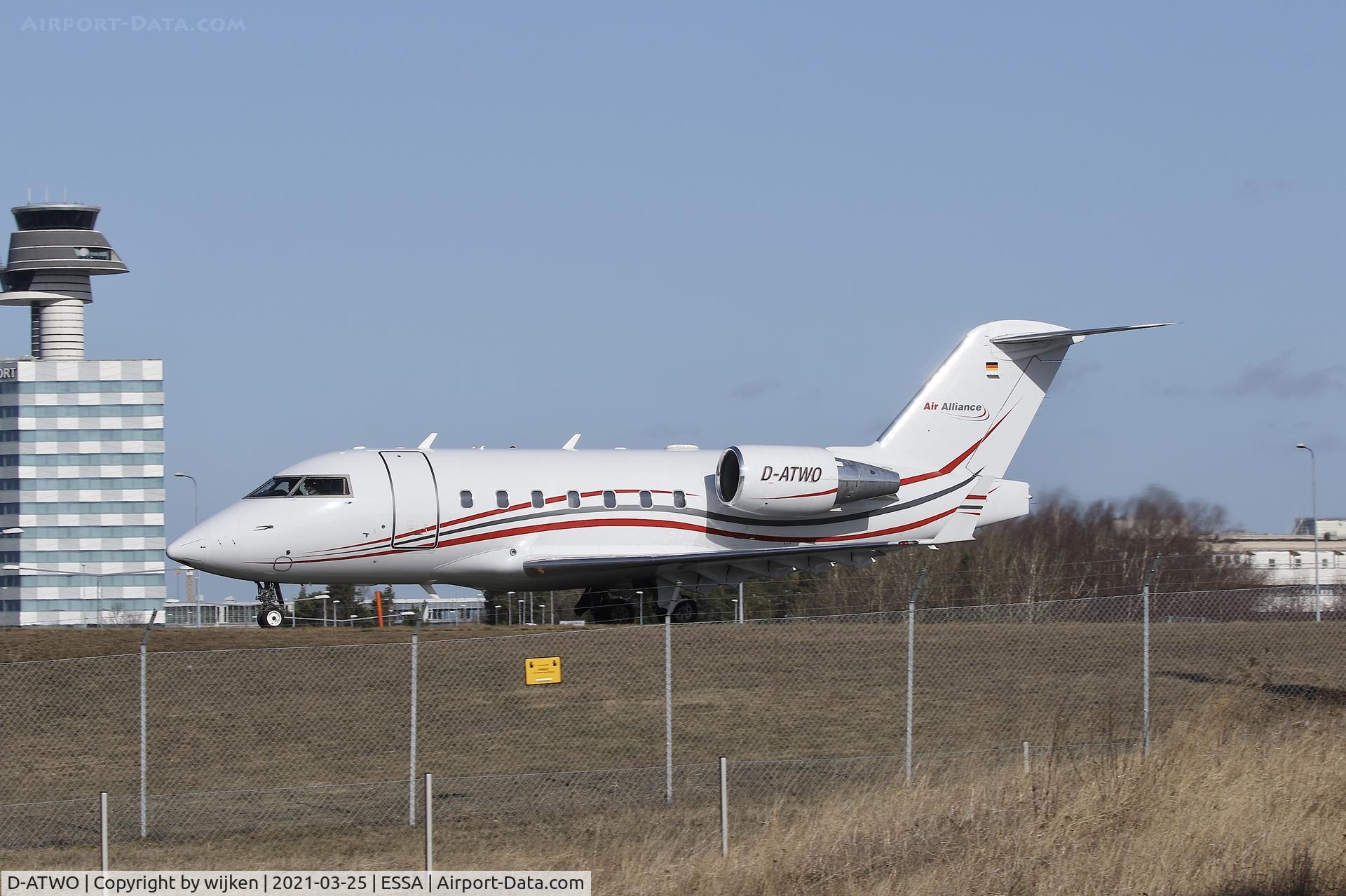 D-ATWO, 2002 Canadair Challenger 604 (CL-600-2B16) C/N 5539, Taxiway U