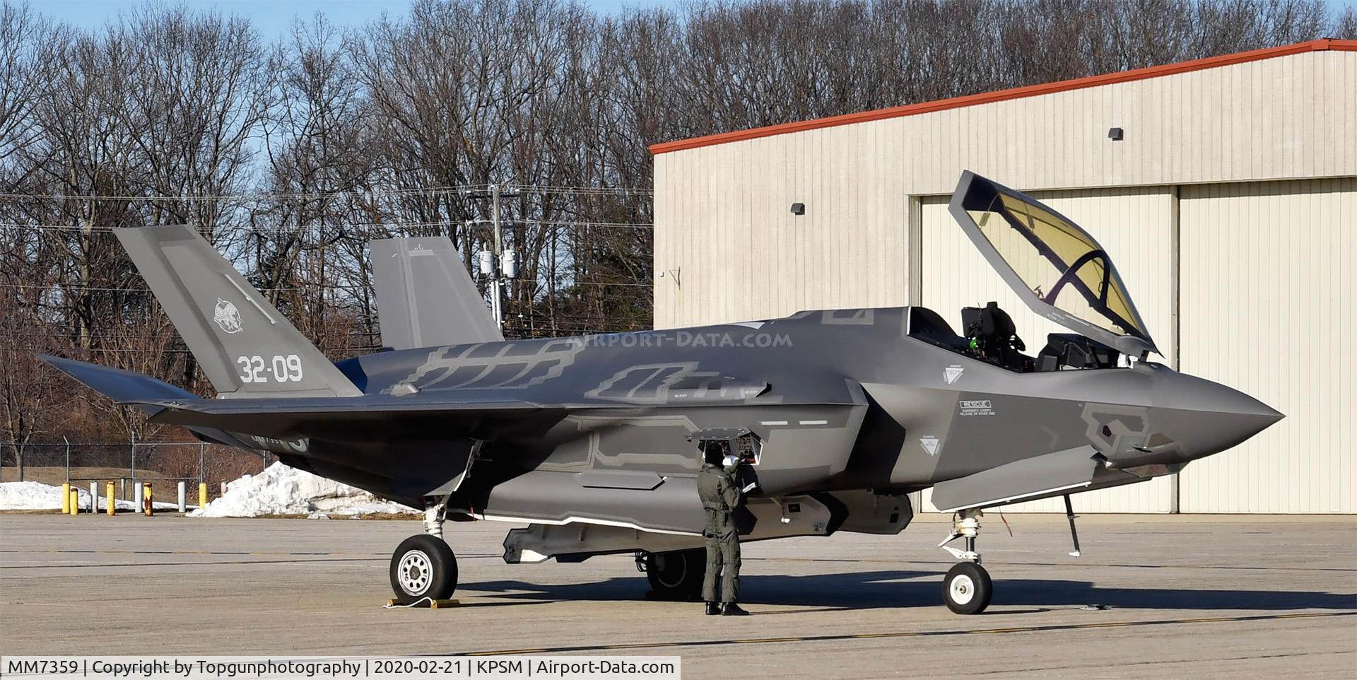 MM7359, 2017 Lockheed Martin F-35A Lightning II C/N AL-09, Pilot checking everything after a long flight across the pond.