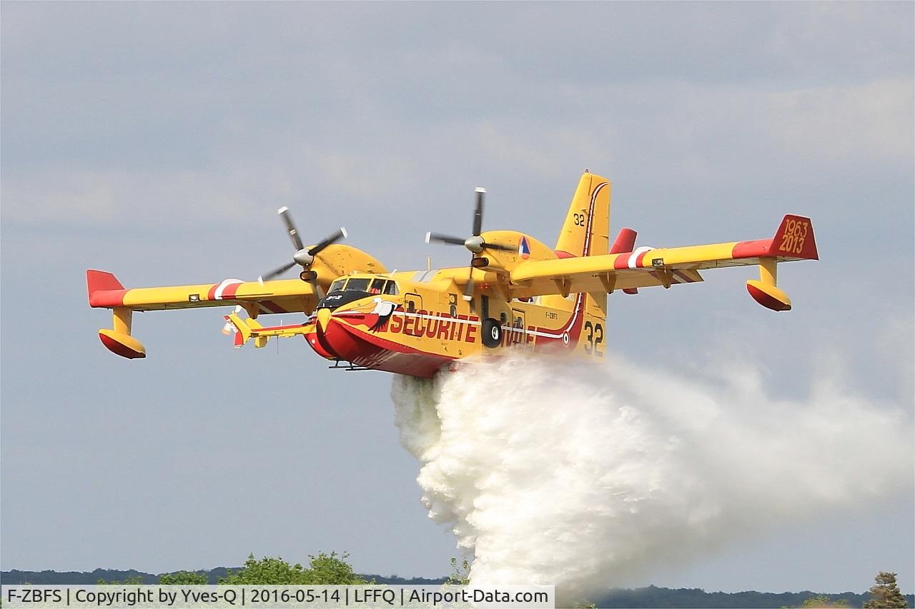 F-ZBFS, Canadair CL-215-6B11 CL-415 C/N 2001, Canadair CL-415, fire extinguishing exercise, La Ferté-Alais airfield (LFFQ) Air show 2016
