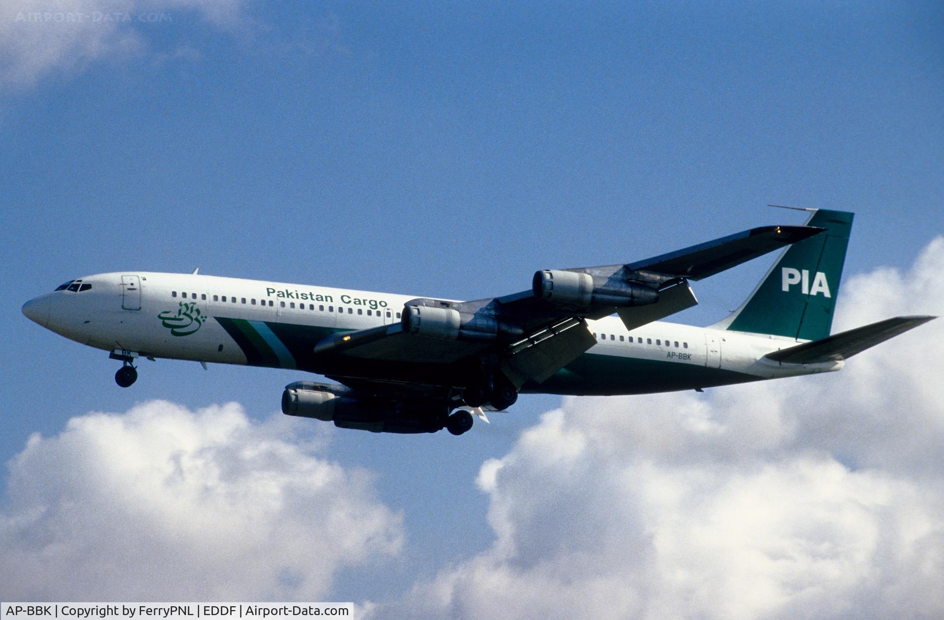 AP-BBK, 1968 Boeing 707-323C C/N 19576, PIA B707C freighter landing