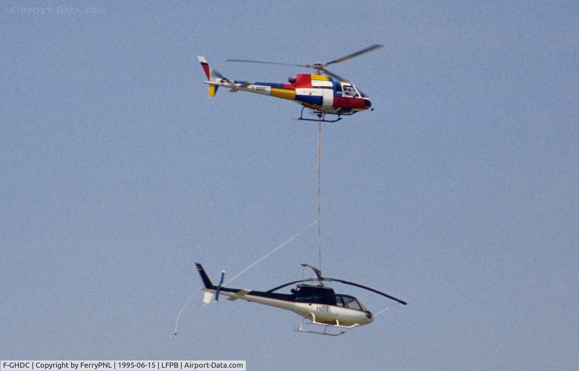 F-GHDC, Aerospatiale AS-350B-1 Ecureuil C/N 2100, Aerospatiale AS350 demonstrating its capabilities at the Paris Air Show by lifting its own weight.