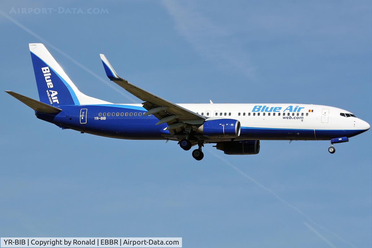 YR-BIB, 2000 Boeing 737-8AS C/N 29926, at bru