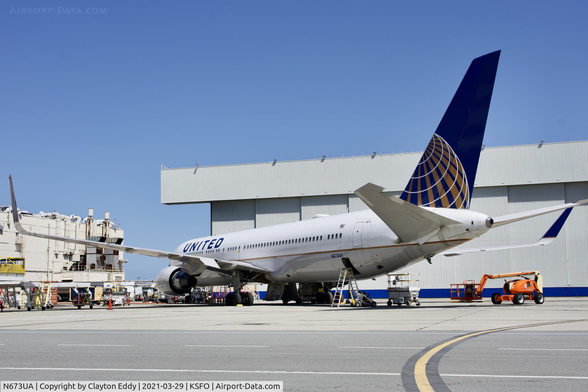 N673UA, 2000 Boeing 767-322 C/N 29241, SFO 2021.