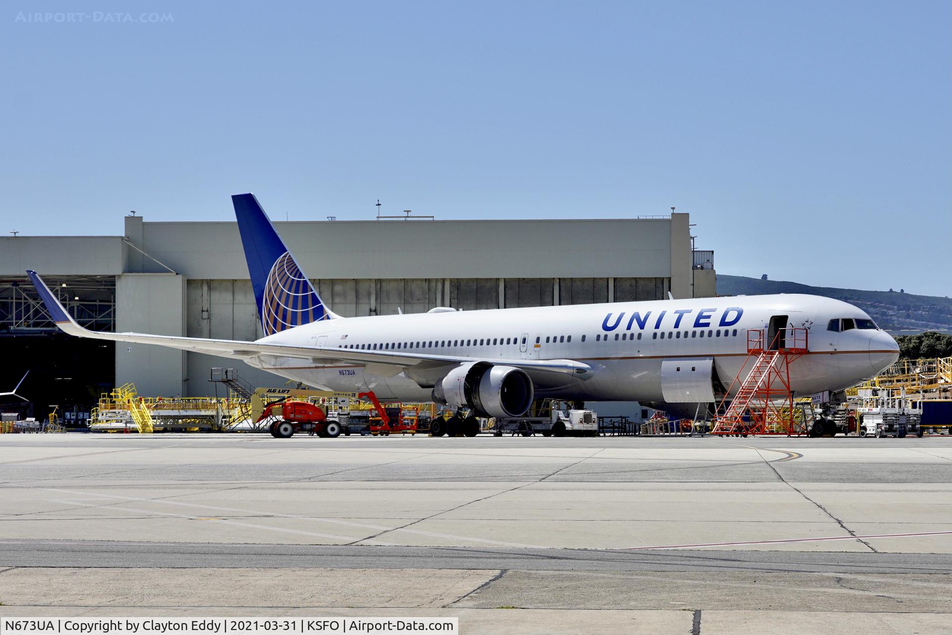 N673UA, 2000 Boeing 767-322 C/N 29241, SFO 2021.