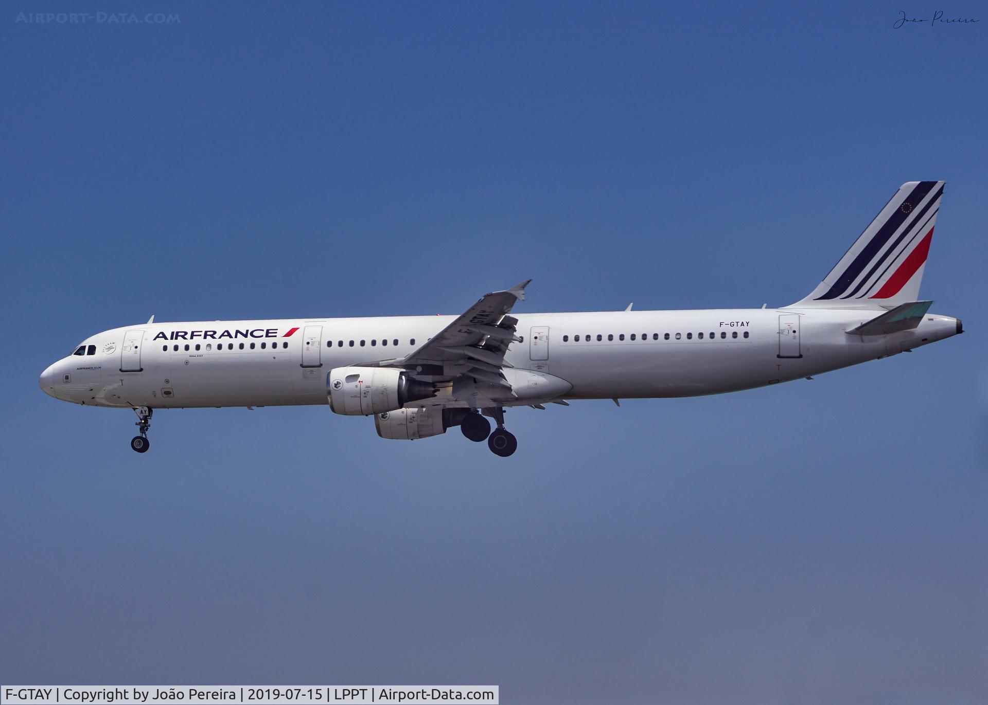 F-GTAY, 2010 Airbus A321-212 C/N 4251, Airfrance Airbus A321 landing on runway 03 at Lisbon Airport.