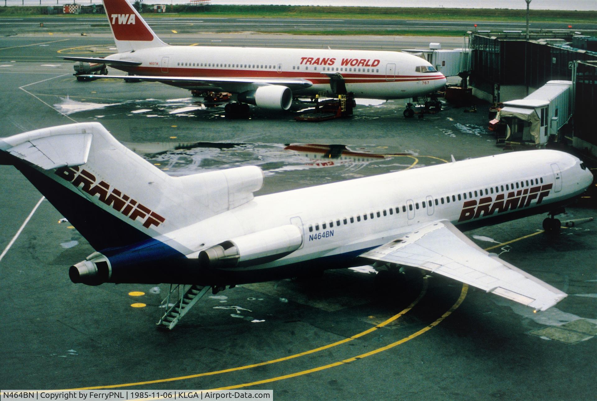 N464BN, 1978 Boeing 727-227 C/N 21491, Braniff B727 at the gate