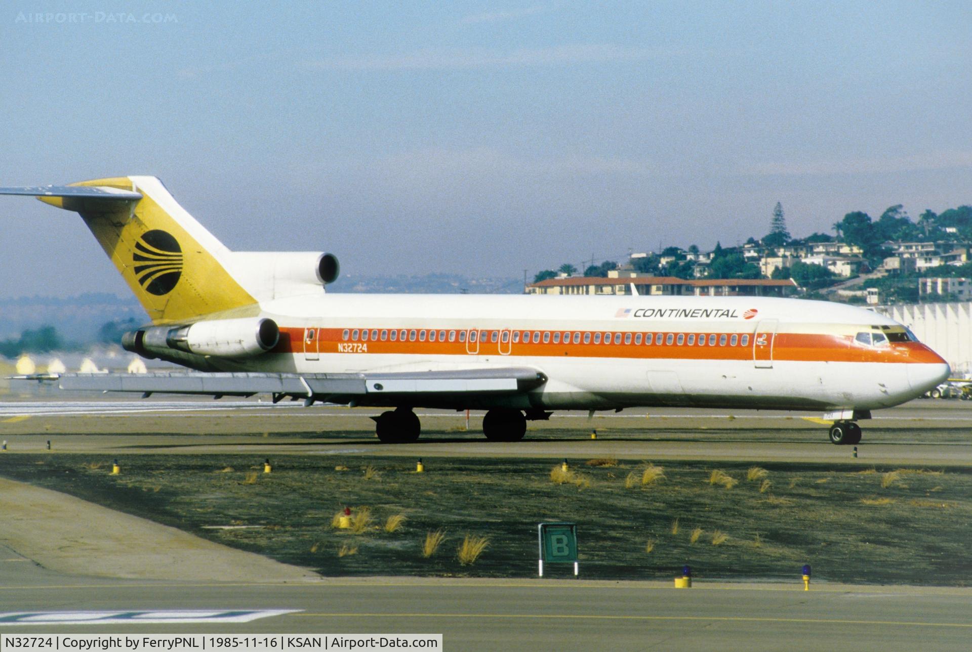 N32724, 1973 Boeing 727-224 C/N 20654, Continental B727 taxiing to the active