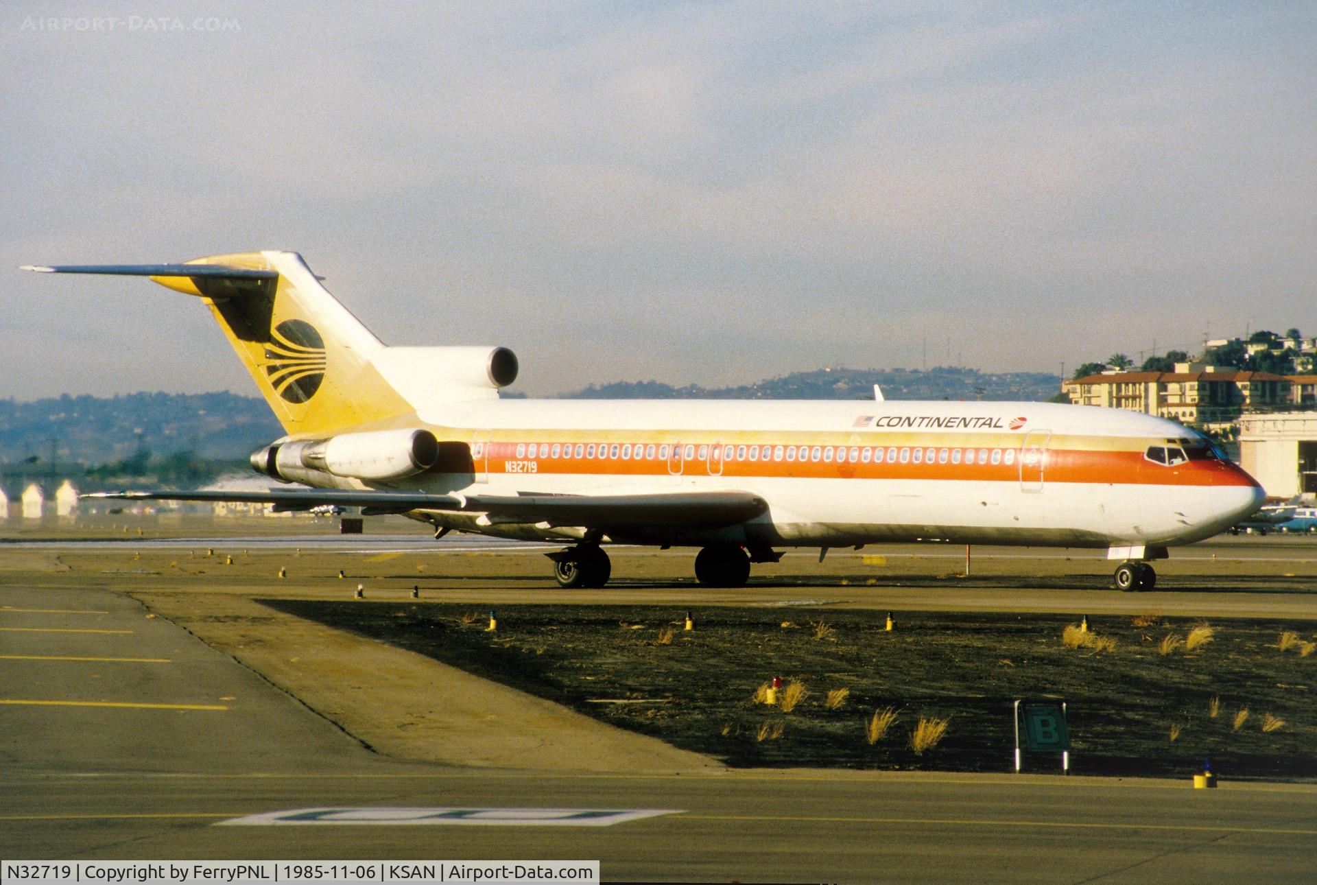 N32719, 1970 Boeing 727-224 C/N 20388, Continental B727 for departure