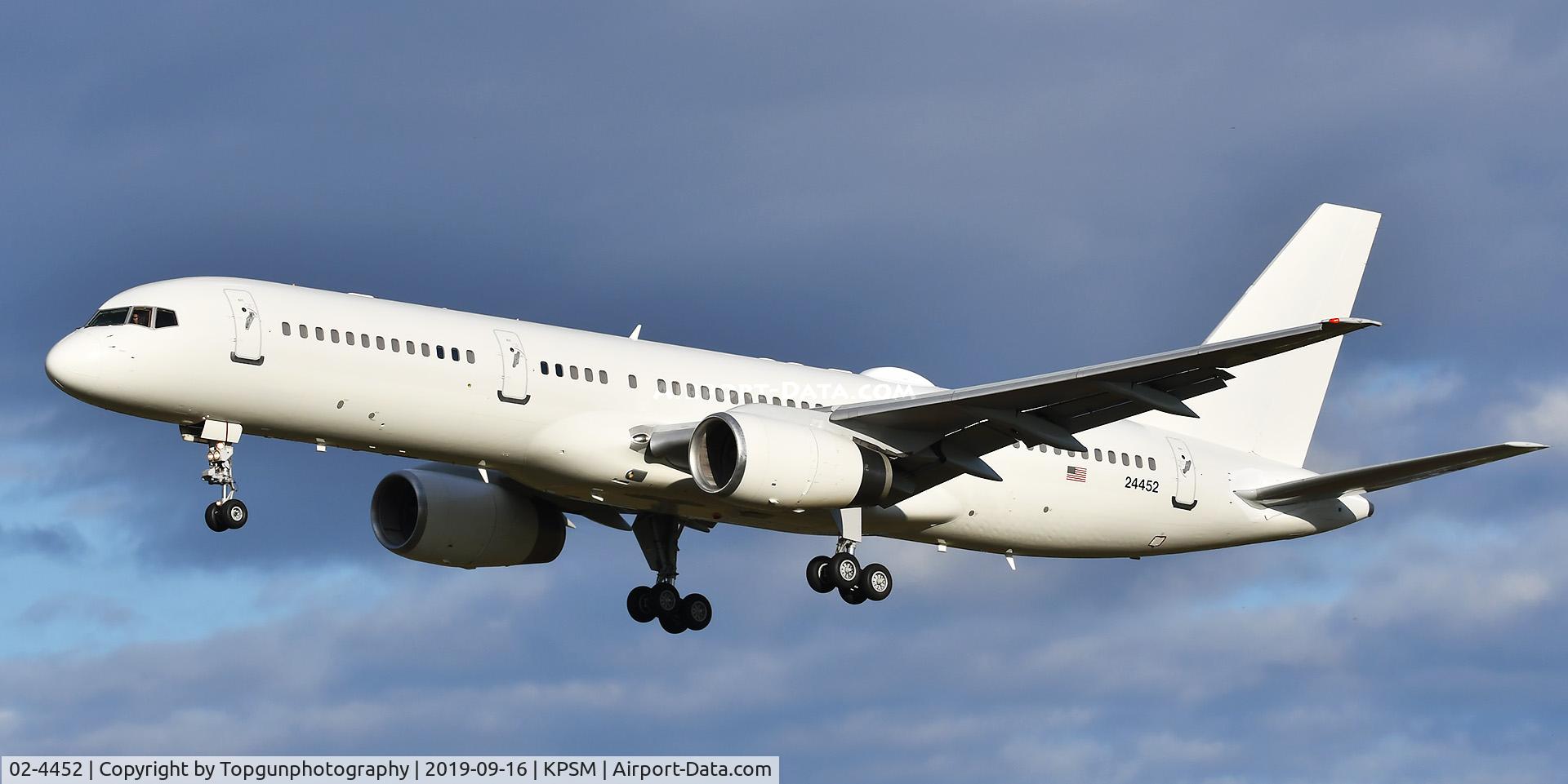 02-4452, 1993 Boeing C-32B (757-23A) C/N 25493, TERRA 59 working that pattern