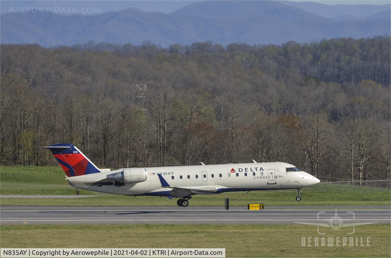 N835AY, 2005 Bombardier CRJ-200ER (CL-600-2B19) C/N 8035, Landing at Tri-Cities Airport on a Friday evening.
