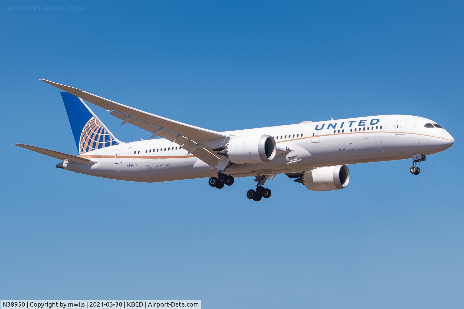 N38950, 2014 Boeing 787-9 Dreamliner Dreamliner C/N 36401, UA2580 arriving from Houston to shuttle troops down to BIF. To my knowledge, this is the first time a 787 has been to Hanscom.
