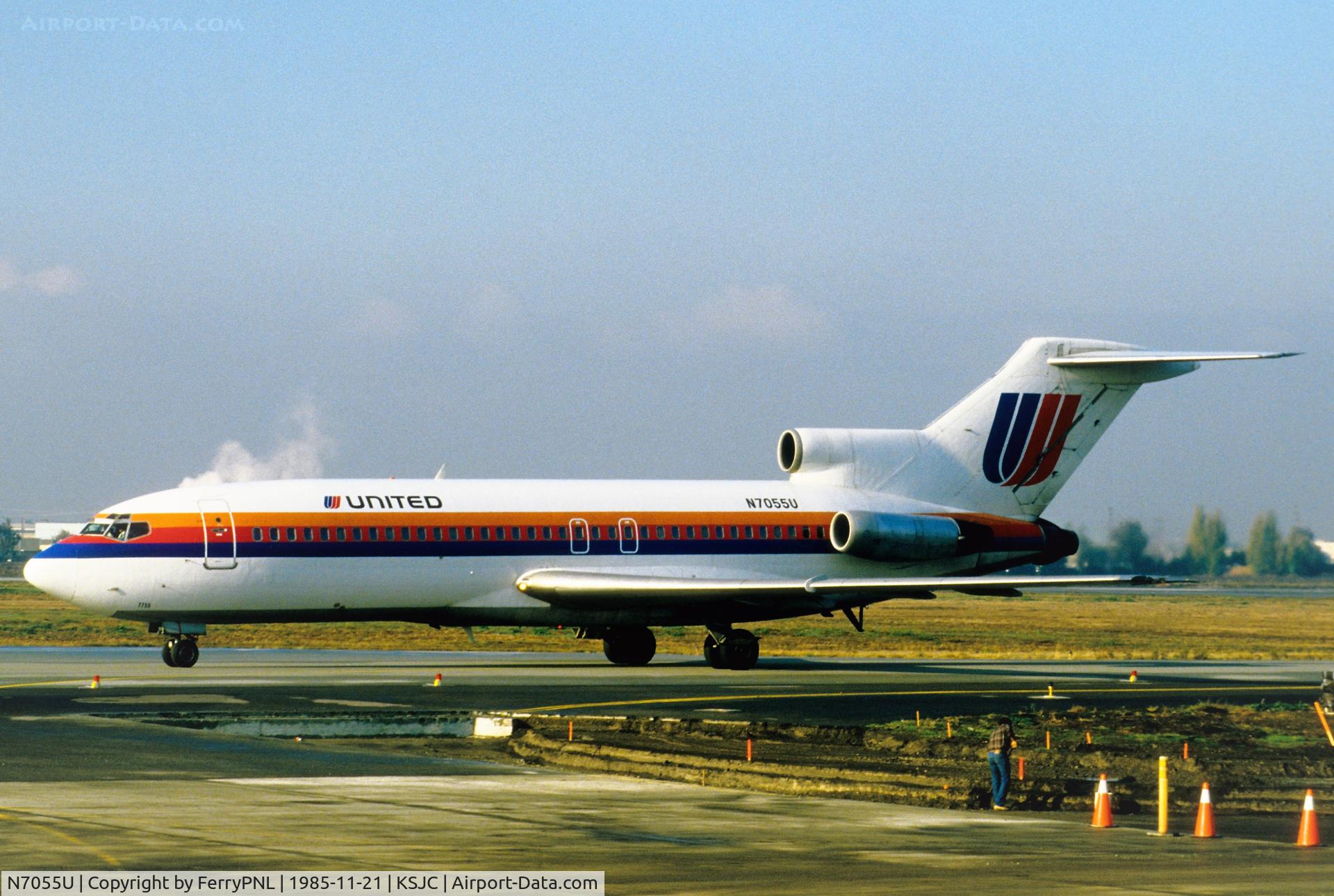 N7055U, 1966 Boeing 727-22 C/N 18862, United B727 early morning arrival