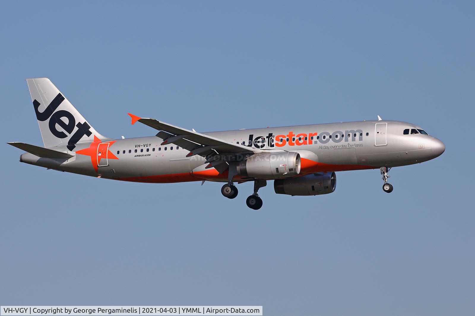 VH-VGY, 2010 Airbus A320-232 C/N 4177, Short final for runway 34.