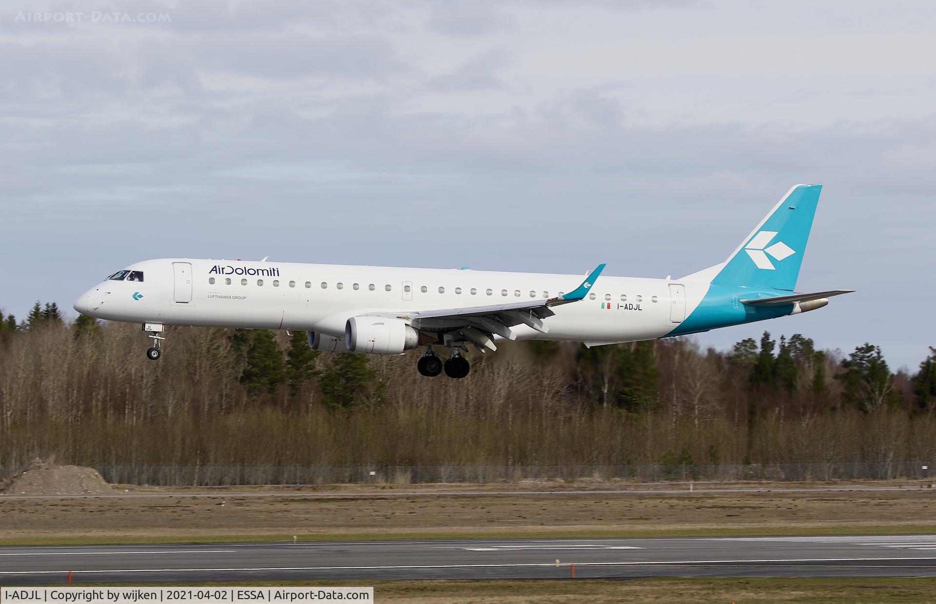 I-ADJL, 2009 Embraer 195LR (ERJ-190-200LR) C/N 19000256, RWY 26