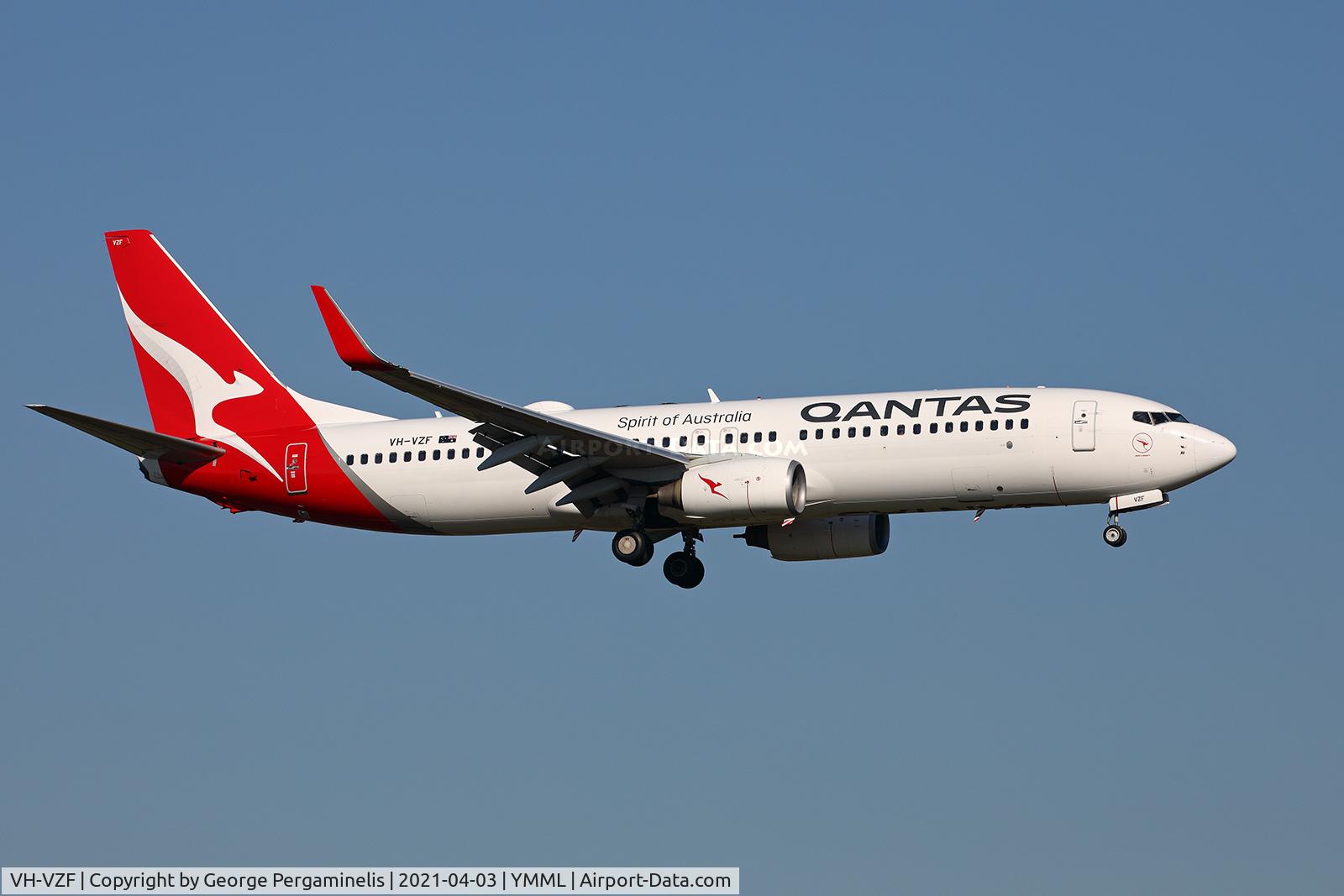 VH-VZF, 2009 Boeing 737-838 C/N 34200, Short final for runway 34.