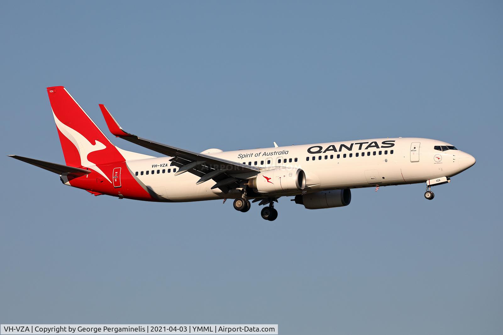VH-VZA, 2008 Boeing 737-838 C/N 34195, Short final for runway 34.