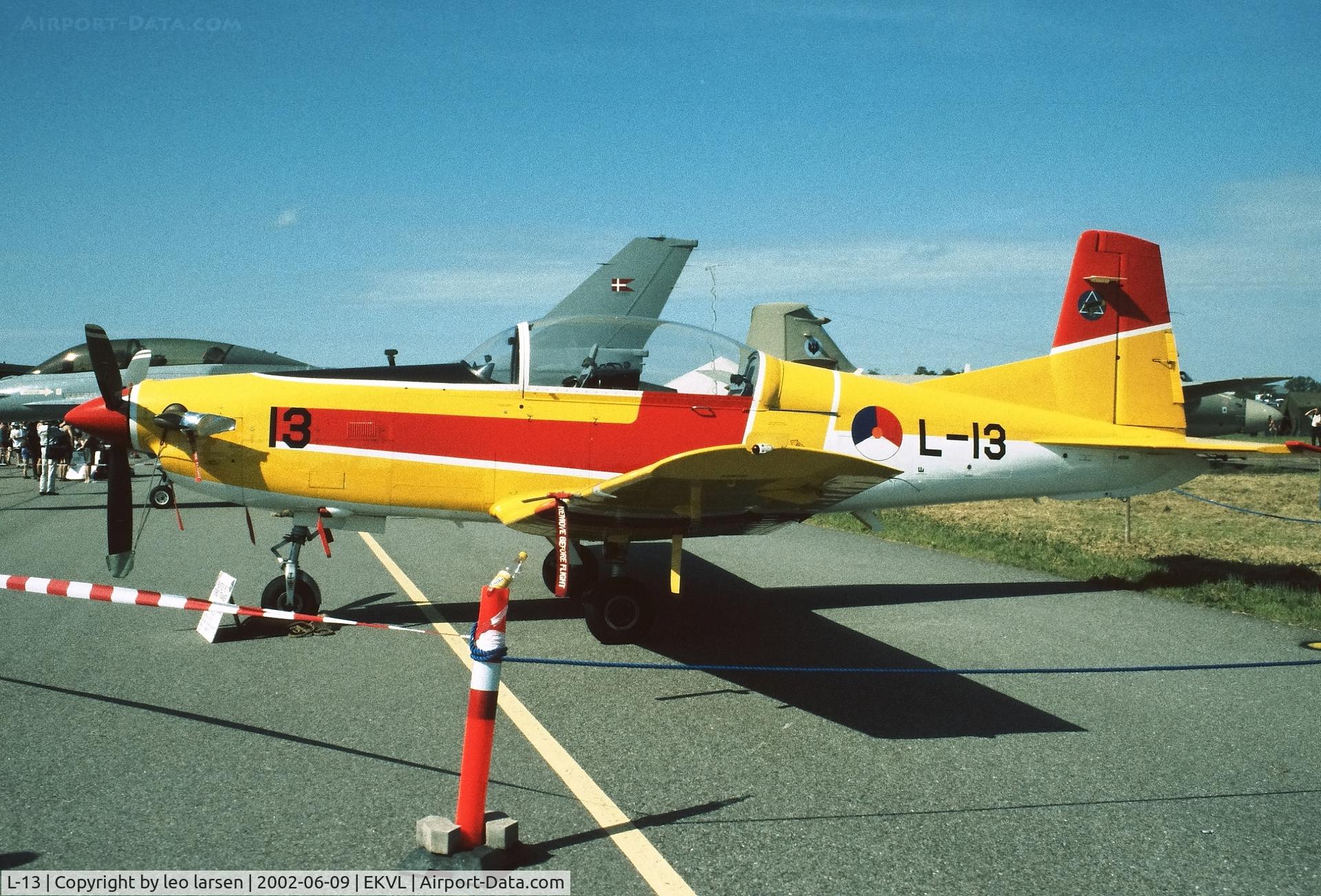 L-13, 1999 Pilatus PC-7 Turbo Trainer C/N 612, Værløse Air Base 9.6.2002