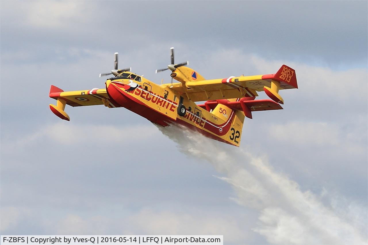 F-ZBFS, Canadair CL-215-6B11 CL-415 C/N 2001, Canadair CL-415, fire extinguishing exercise, La Ferté-Alais airfield (LFFQ) Air show 2016