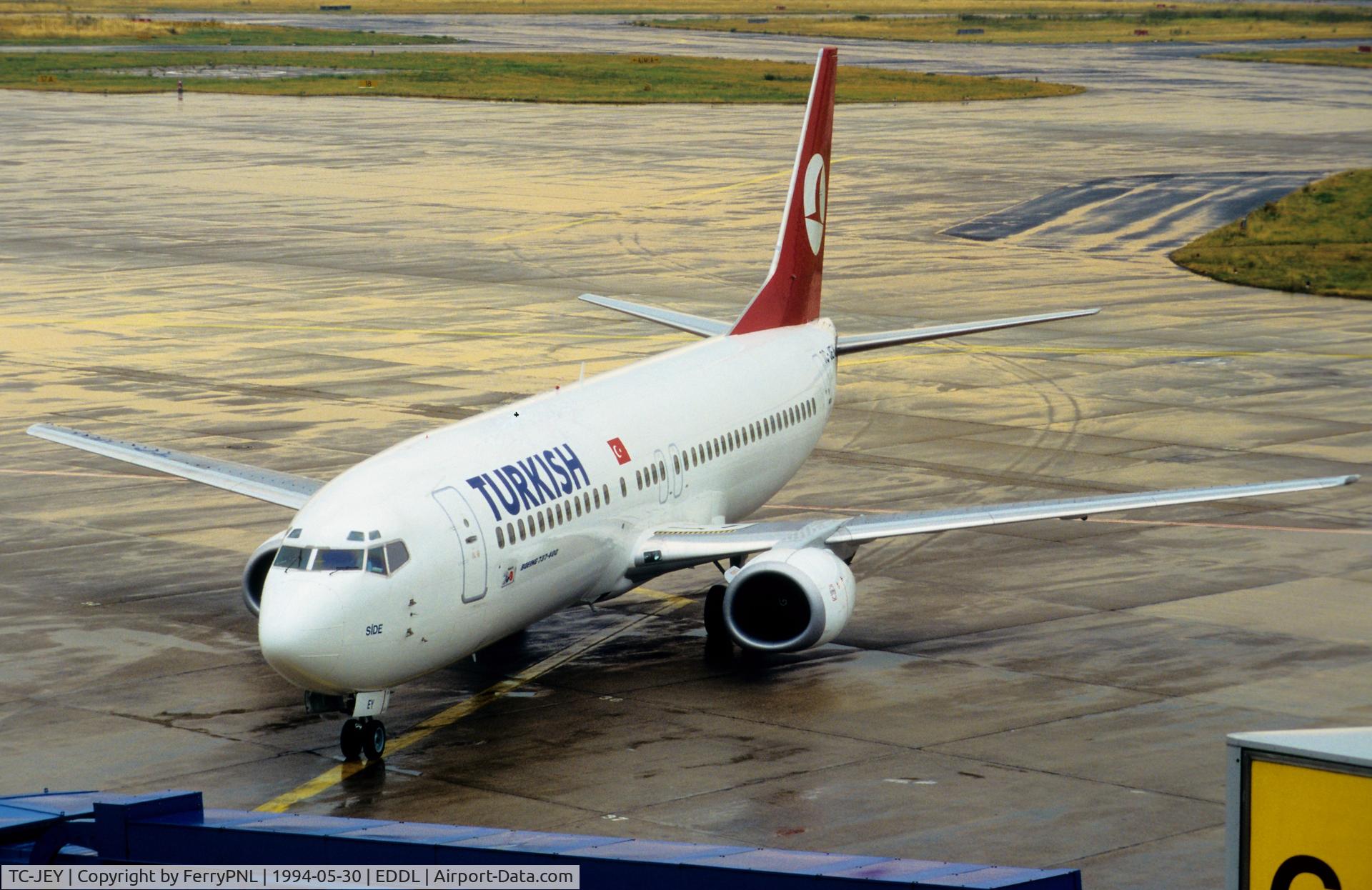 TC-JEY, 1993 Boeing 737-4Y0 C/N 26086, Turkish B734 arriving at its gate.