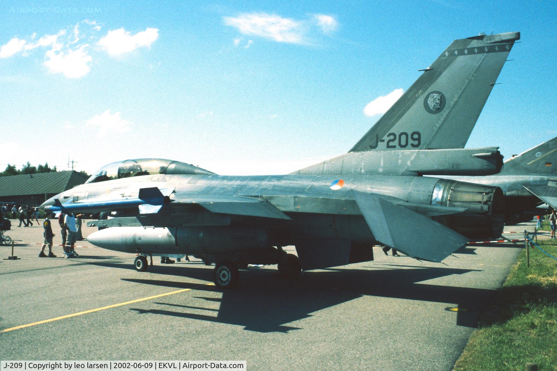 J-209, 1983 General Dynamics F-16BM Fighting Falcon C/N 6E-28, Værløse Air Base 9.6.2002