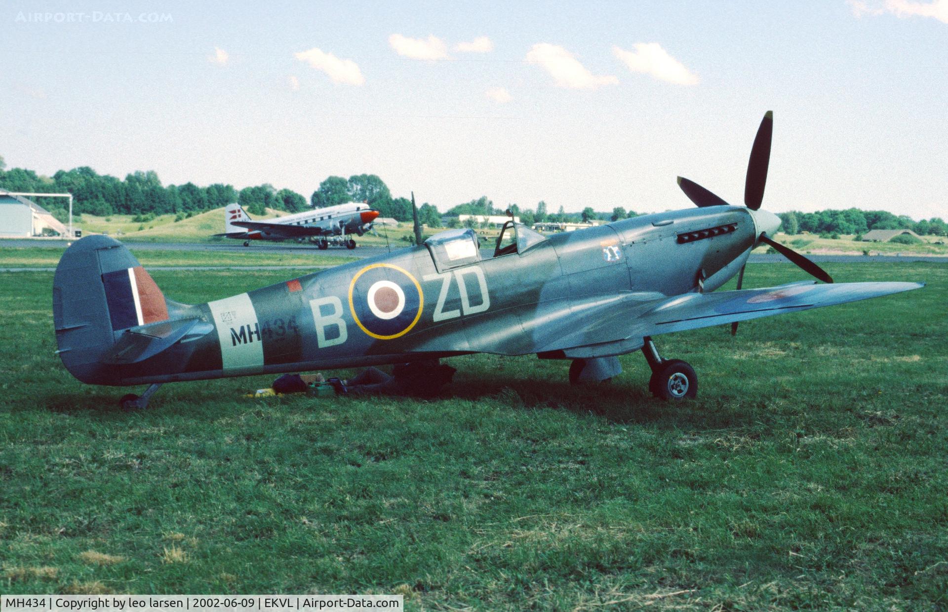 MH434, 1943 Supermarine 361 Spitfire LF.IXb C/N CBAF.IX.552, Værløse Air Base Denmark 9.6.2002