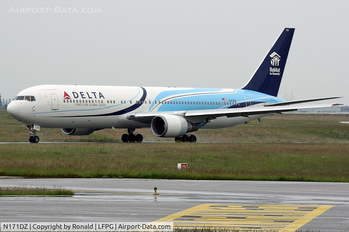 N171DZ, 1998 Boeing 767-332 C/N 29690, at cdg
