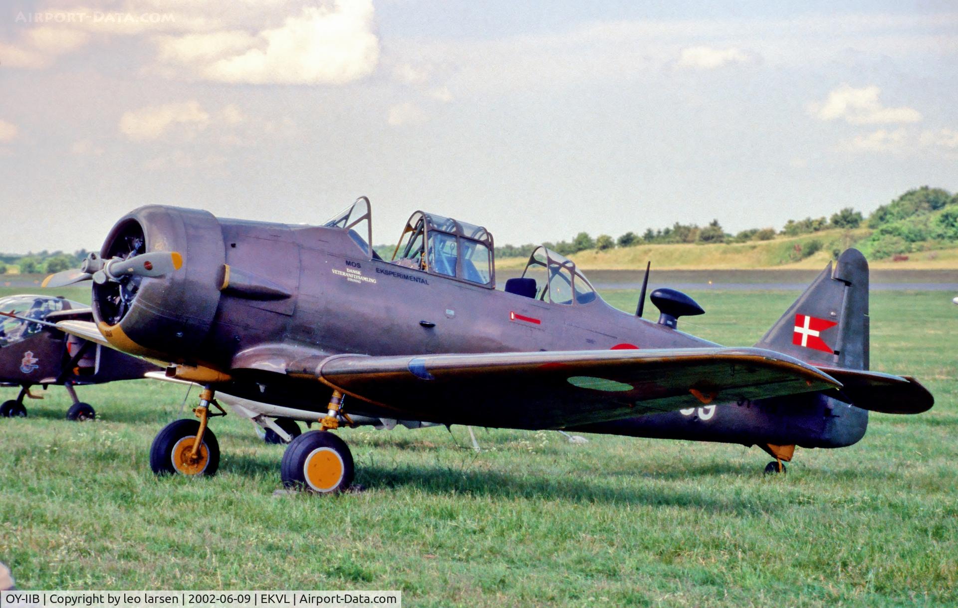 OY-IIB, 1943 Noorduyn AT-16 Harvard IIB C/N 14A-966, Værløse Air Base 9.6.2002