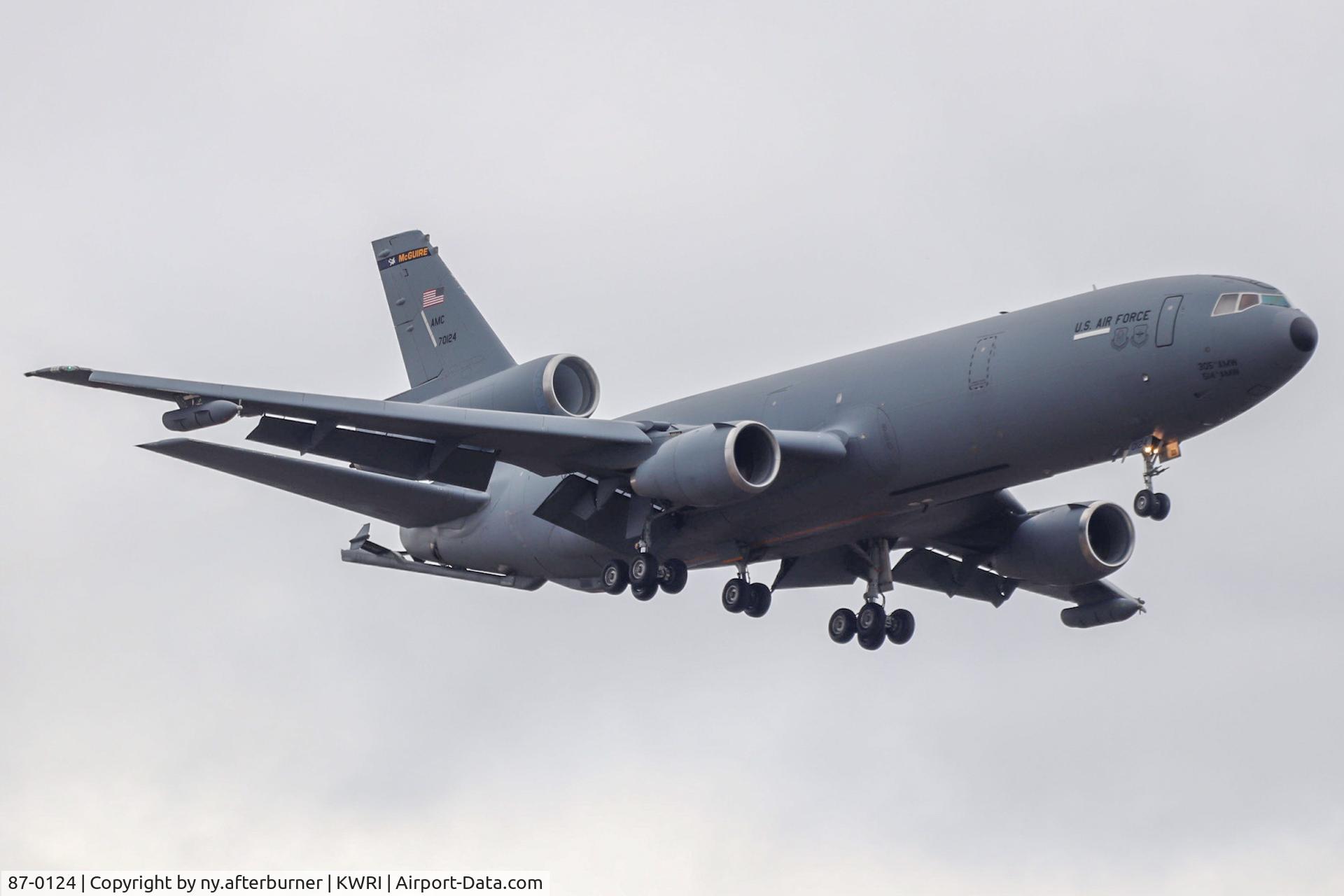 87-0124, 1987 McDonnell Douglas KC-10A Extender C/N 48310, TEAM62 working the pattern at McGuire AFB