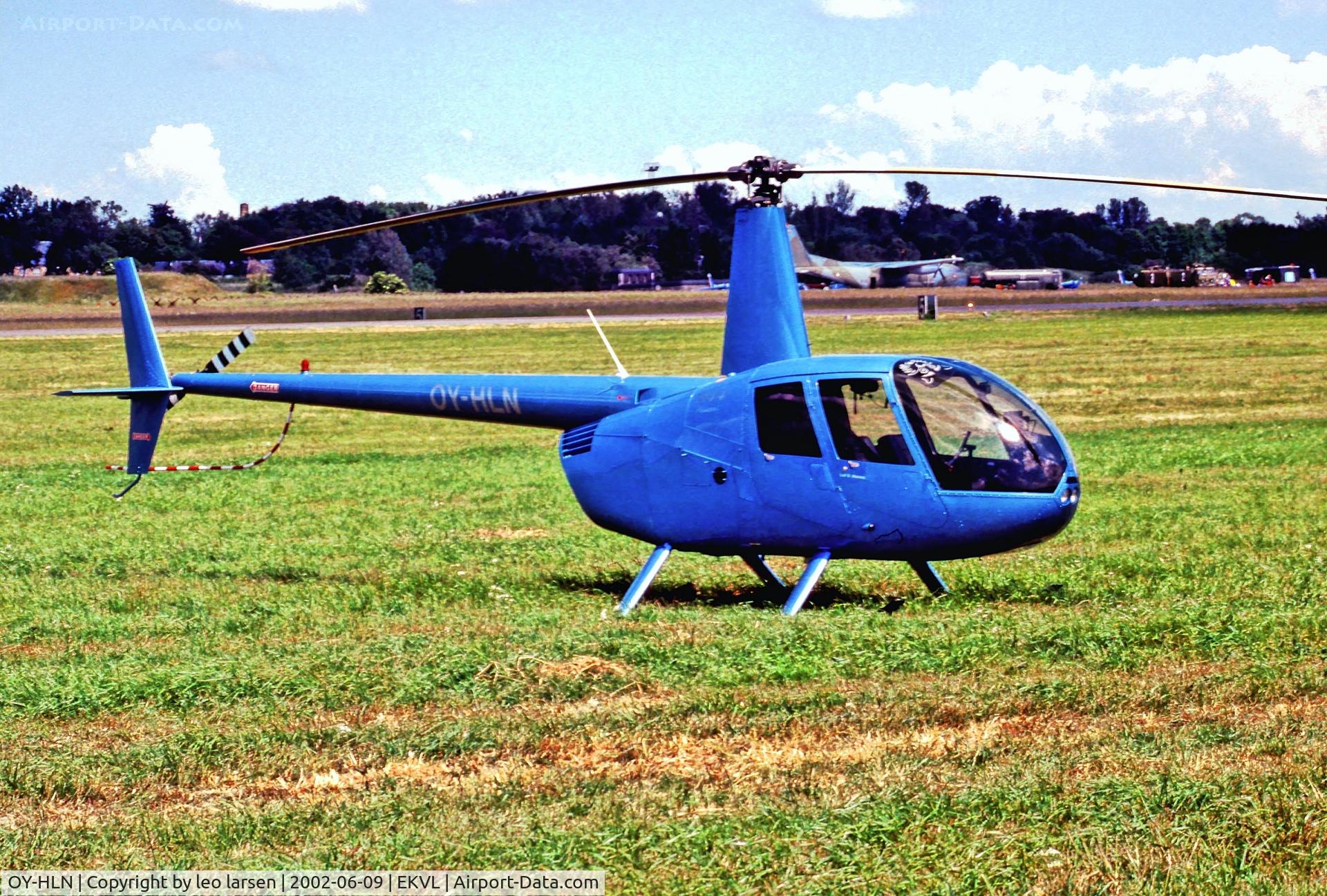OY-HLN, 2001 Robinson R44 Clipper C/N 1085, Værløse Air Base 9.6.2002