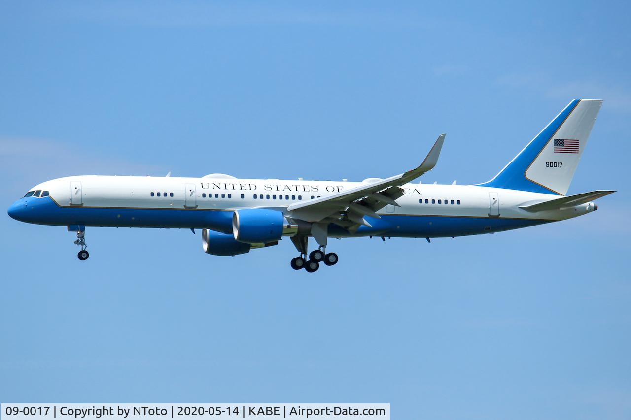 09-0017, 1994 Boeing C-32A (757-200) C/N 26272, Arriving into ABE on a sunny day.