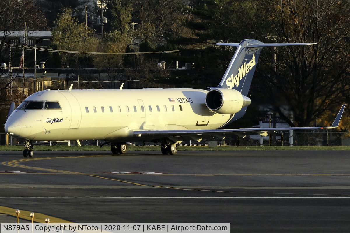 N879AS, 2002 Bombardier CRJ-200ER (CL-600-2B19) C/N 7600, Holding short on a nice evening.