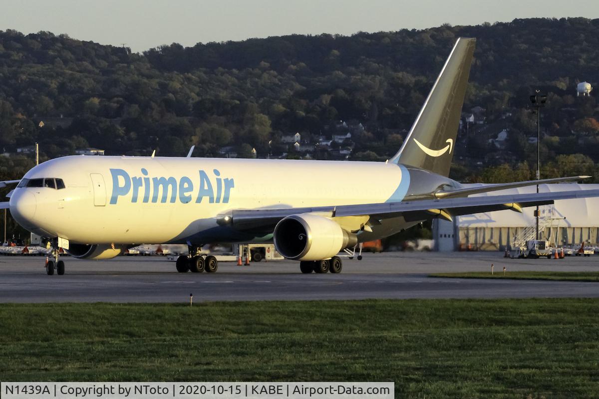 N1439A, 1997 Boeing 767-33A/ER C/N 28495, Plane