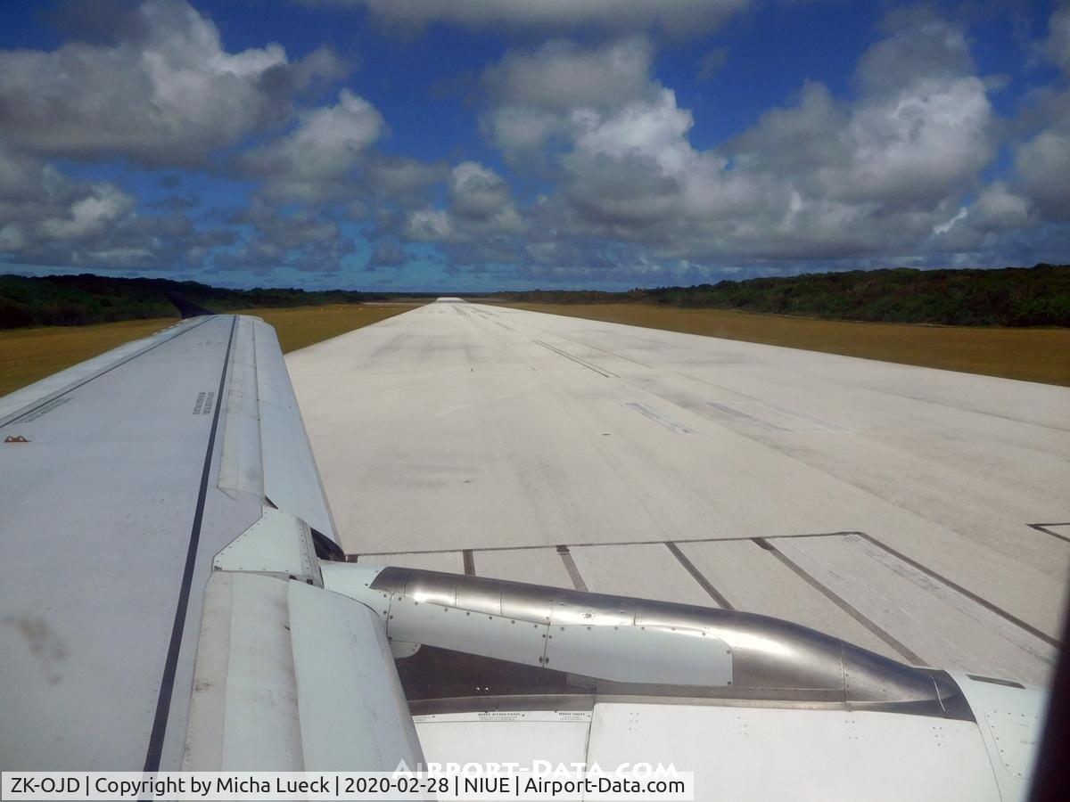 ZK-OJD, 2003 Airbus A320-232 C/N 2130, Turning onto the runway at Niue
